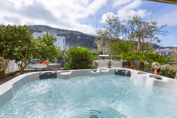 Holiday rental for 6 people, with hot tub and garden as well as terrace in Sorrento