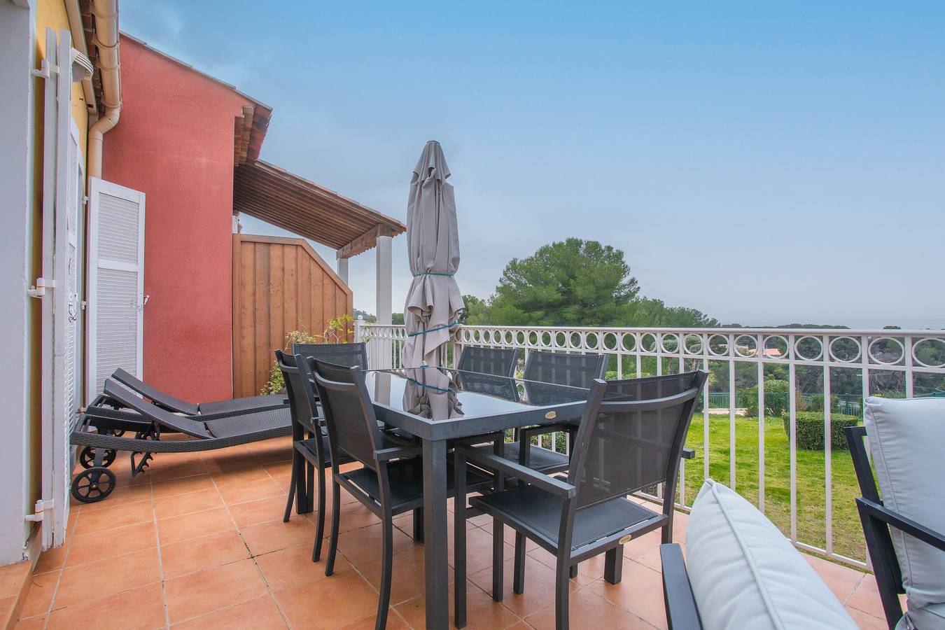 Appartement entier, Appartement 'Grande Terrasse Vue Mer' avec vue sur la mer, piscine partagée et Wi-Fi in Le Dramont, Saint-Raphaël