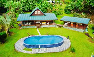 Gîte pour 3 personnes, avec terrasse ainsi que jardin et piscine dans Uturoa