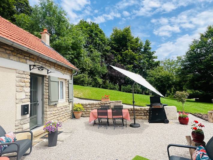Gîte pour 2 personnes, avec Jacuzzi et Terrasse ainsi que Jardin et Piscine