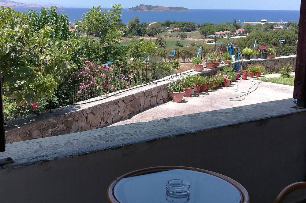 Geheel appartement, Troyan Hill Studios met panoramisch uitzicht en groot balkon in Petra (Griekenland), Lesbos