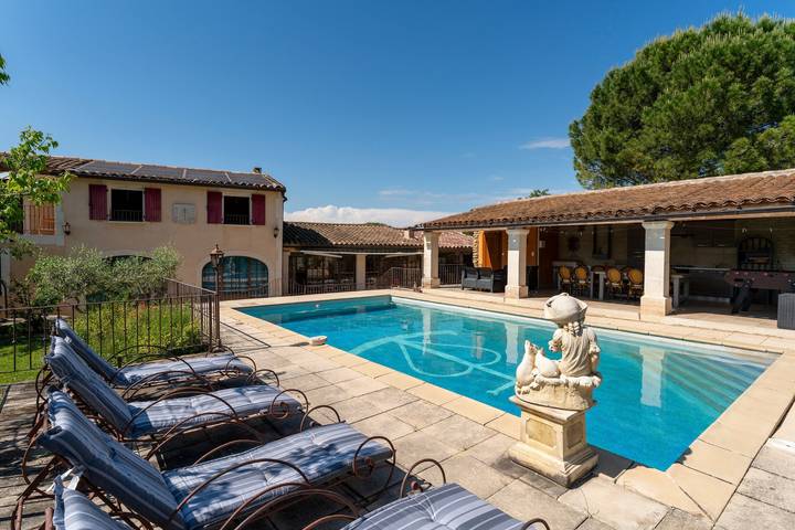 Location de vacances pour 10 personnes, avec jardin à Robion