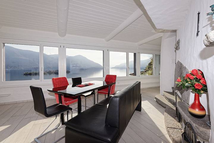 Ferienhaus mit 180° Panoramasicht, beheizter, eigener Infinity-Pool, Terrasse in Ronco sopra Ascona, Tessiner Alpen
