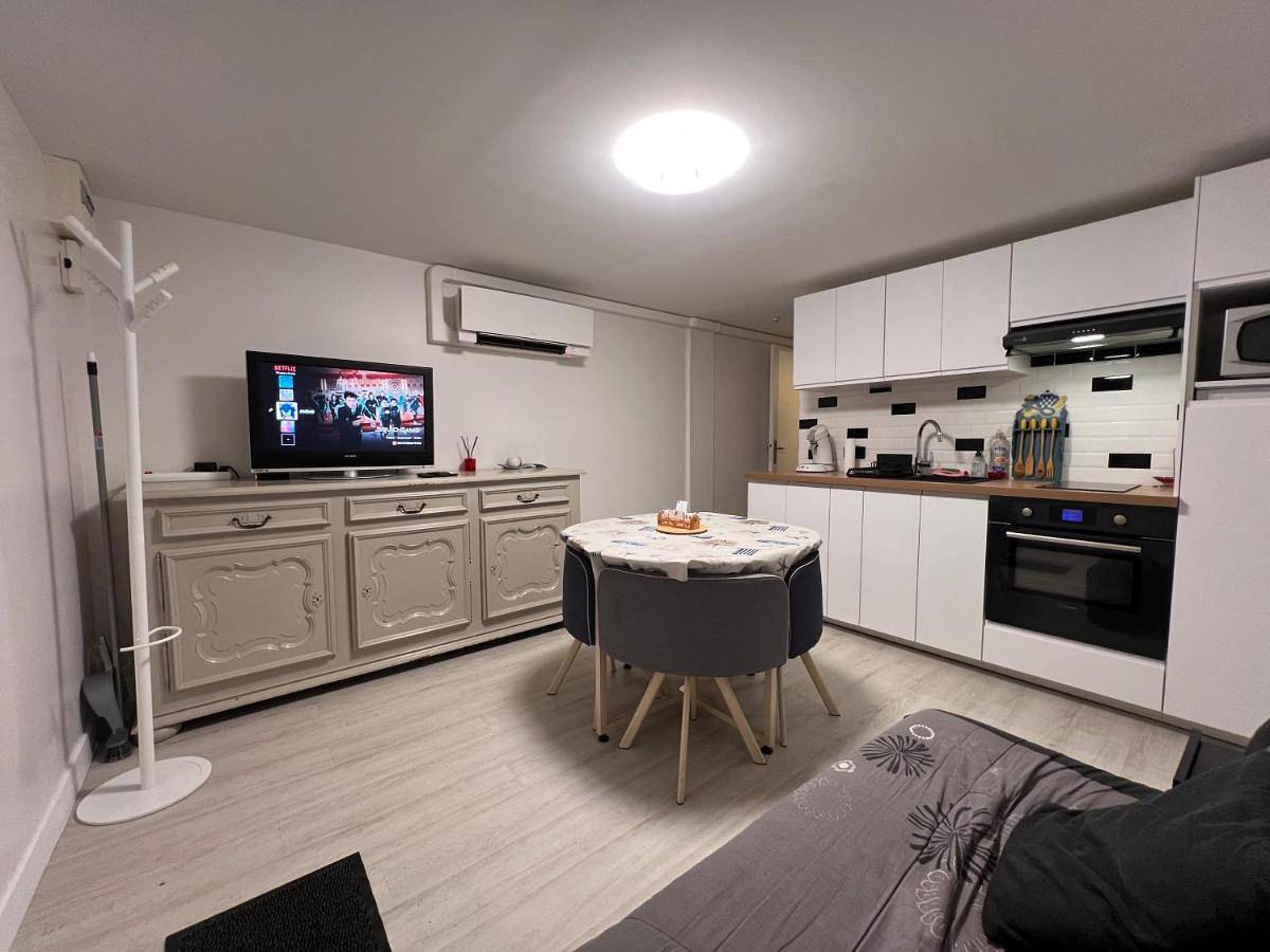 Appartement entier, One-Bedroom Apartment in Yerres, Essonne