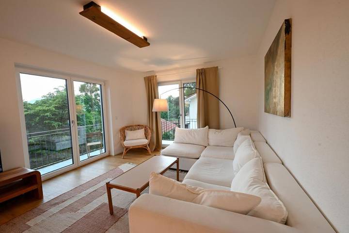 Ferienwohnung für 8 Personen, mit Balkon und Terrasse sowie Seeblick und Ausblick
