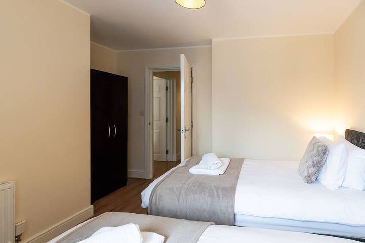 Appartement entier, De Luxe-Appartement-Salle de bain privée-Vue ville in Broxbourne, Hertfordshire