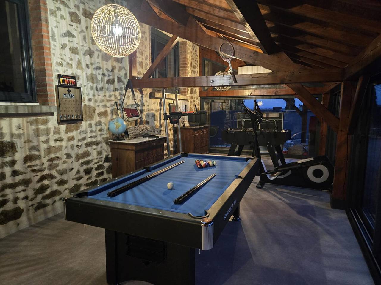 Gîte au calme avec piscine couverte, Wi-Fi et animaux acceptés in Sainte-Thérence, Région de Montluçon