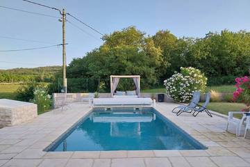 Gîte pour 2 personnes, avec jacuzzi et piscine ainsi que jardin et terrasse à Malataverne