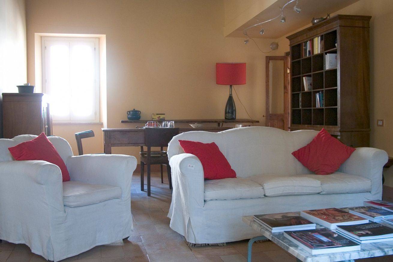 Appartement entier, The Barn: overlooking the secret garden, much loved by many. 7 km from beautiful sea beaches. in Fermo (Village), Fermo