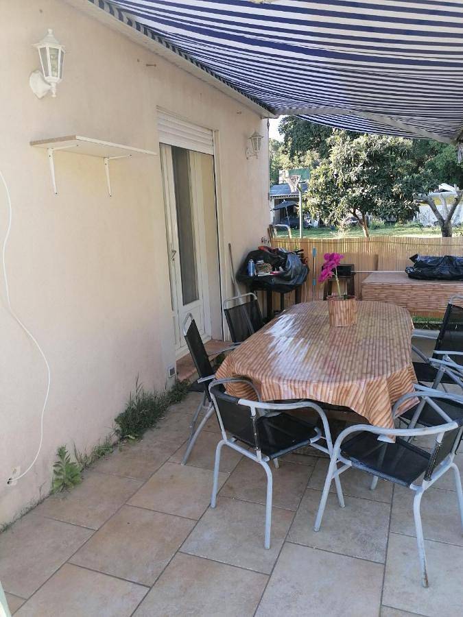 Location de vacances pour 8 personnes, avec terrasse et vue ainsi que sauna et piscine, animaux acceptés à Cabrières (Gard)