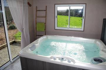 Gîte pour 4 personnes, avec jacuzzi et jardin à Cast