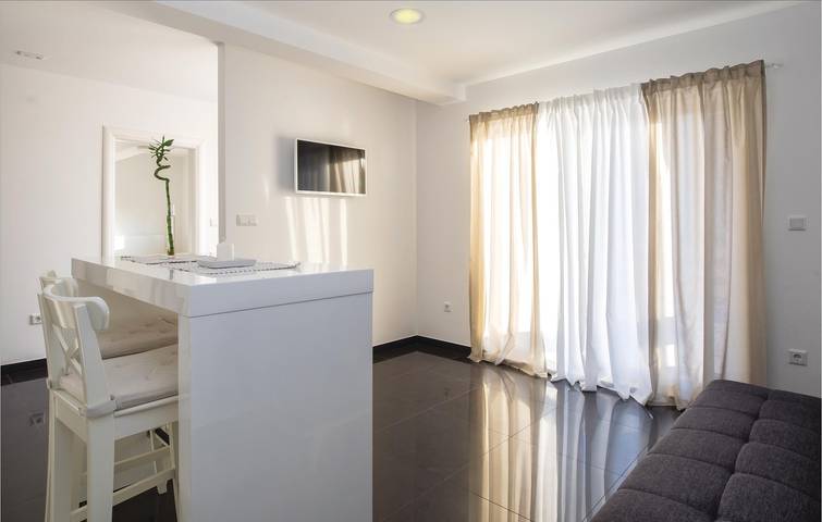 Ganze Ferienwohnung, Gemütliches Apartment mit 1 Schlafzimmer, Meerblick und Pool, in Strandnähe in Jesenice, Omis-Riviera