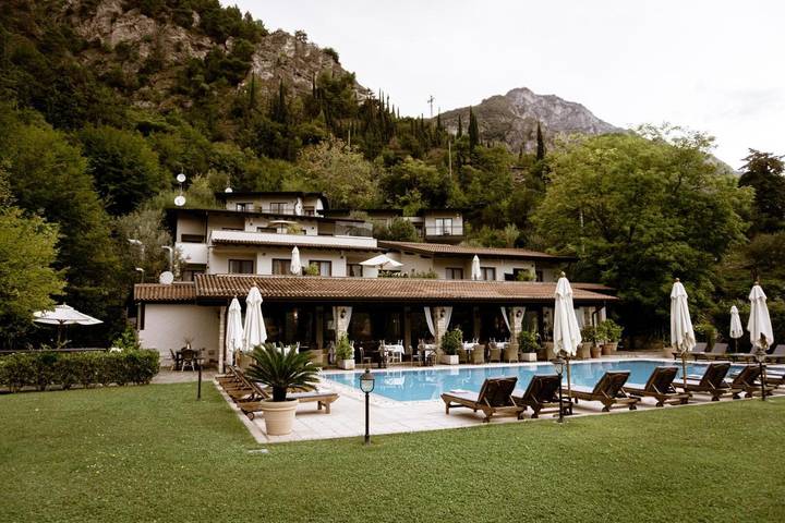 Appartamento per 4 persone, con vista lago e piscina nonché giardino e panorama in Limone sul Garda