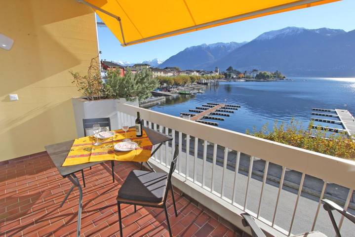 Ferienwohnung für 2 Personen, mit Balkon und Seeblick sowie Ausblick in Ascona