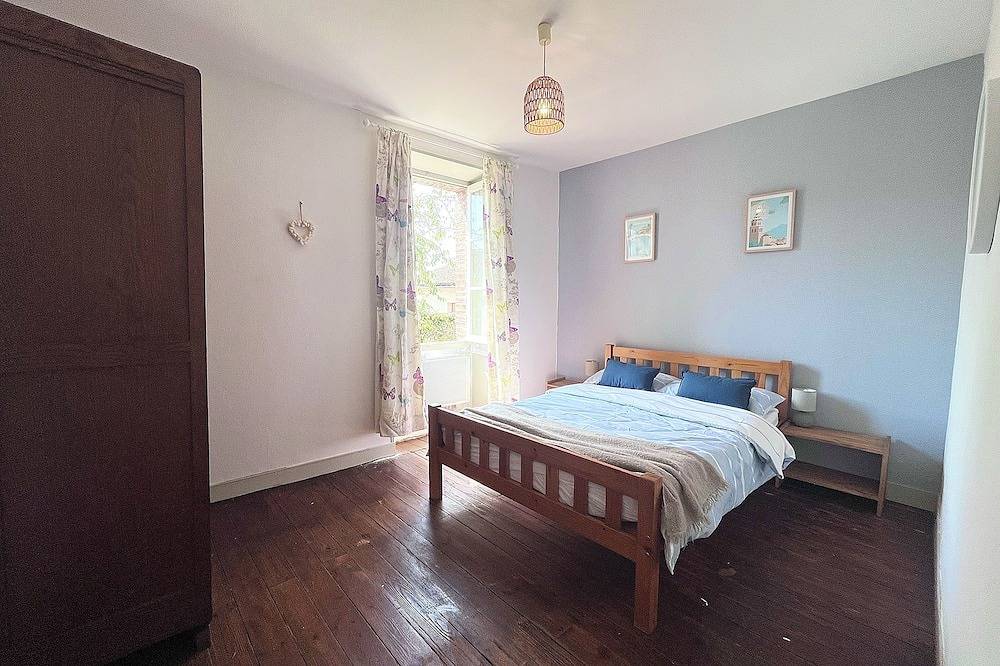 Centrally located in a beautiful town, private garden & parking in Le Dorat, Région de Bellac