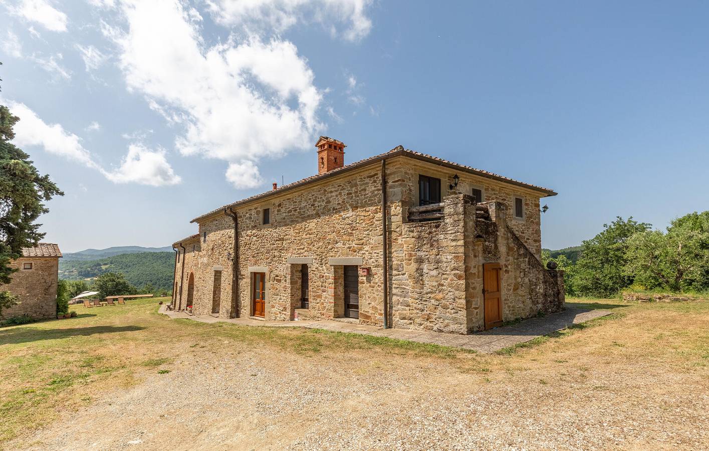 Accogliente appartamento con piscina, parcheggio, giardino e internet in Anghiari, Valtiberina