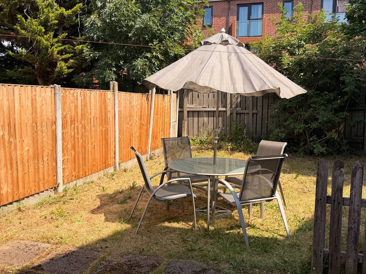 Bungalow Sleeps 4 with Free Parking and Garden in Manchester, Grand Manchester