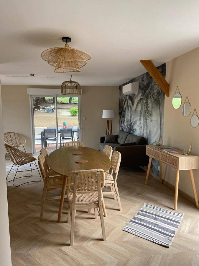 Location de vacances pour 8 personnes, avec piscine ainsi que vue et jardin à Thésée - 2