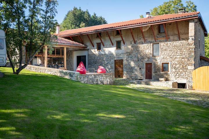 Location de vacances pour 15 personnes, avec jardin ainsi que vue et piscine à Saint-Marcel-d'Urfé