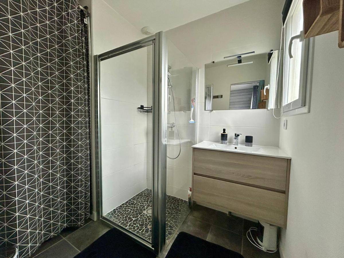 Appartement de vacances entier, Double Room with Private Bathroom in Eysines, Région de Bordeaux
