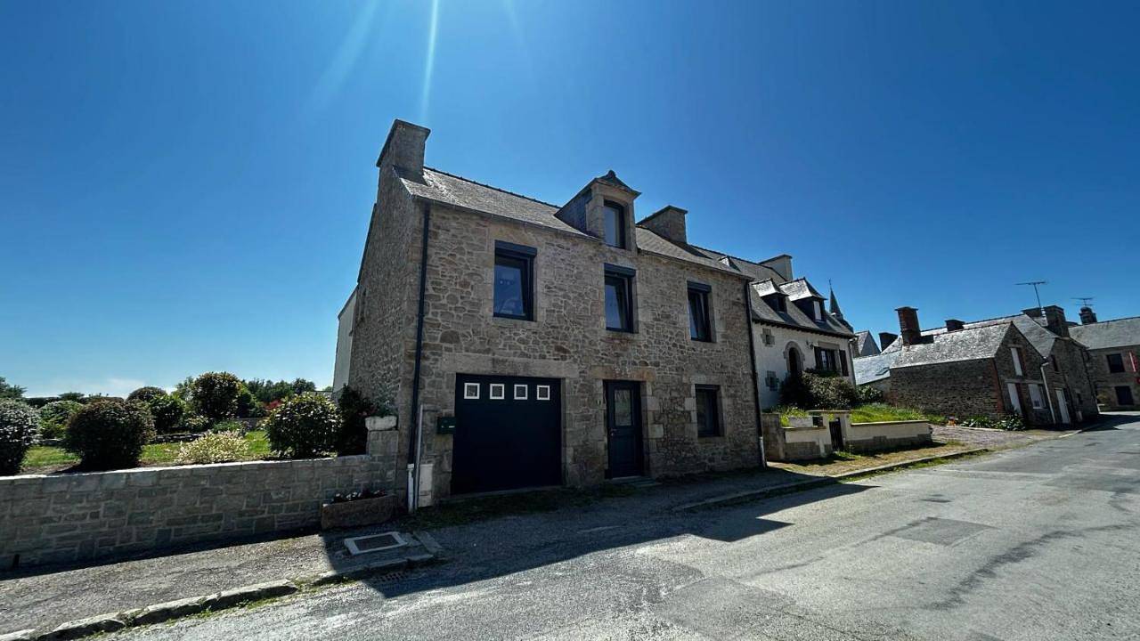 Five-Bedroom House in Saint-Pôtan, Région de Dinan