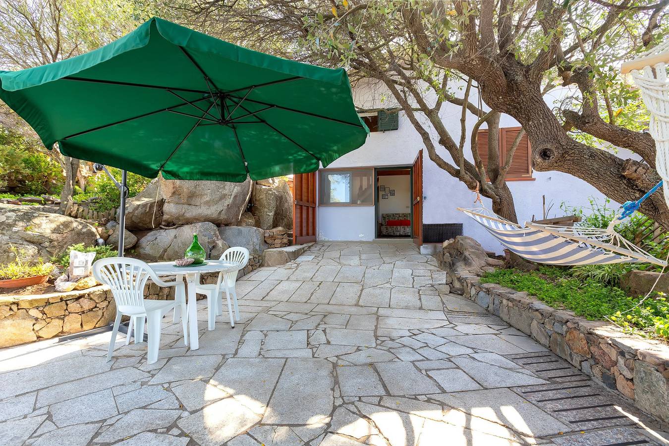 Apartamento inteiro, Apartamento 'Monolocale' com vista para o mar, jardim privado e ar condicionado in Pischinazza, Trinità d'Agultu e Vignola