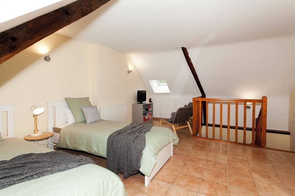 Stone cottage with private covered pool near the medieval city of Josselin. in Guégon, Région de Pontivy