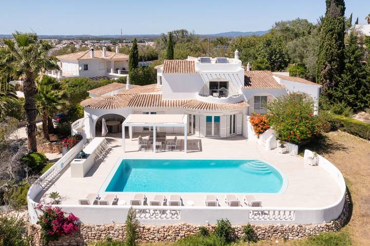 Villa für 8 Personen, mit Balkon und Terrasse sowie Garten