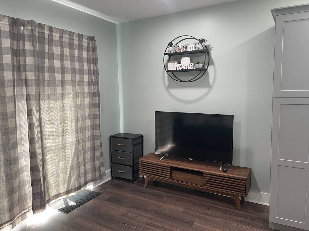 Clean Pet-Friendly Apartment Close to Everything in Hendersonville, Henderson County (NC)