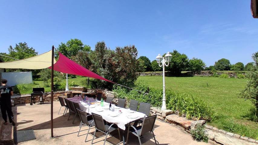 Location de vacances pour 15 personnes, avec jardin et vue à Antully