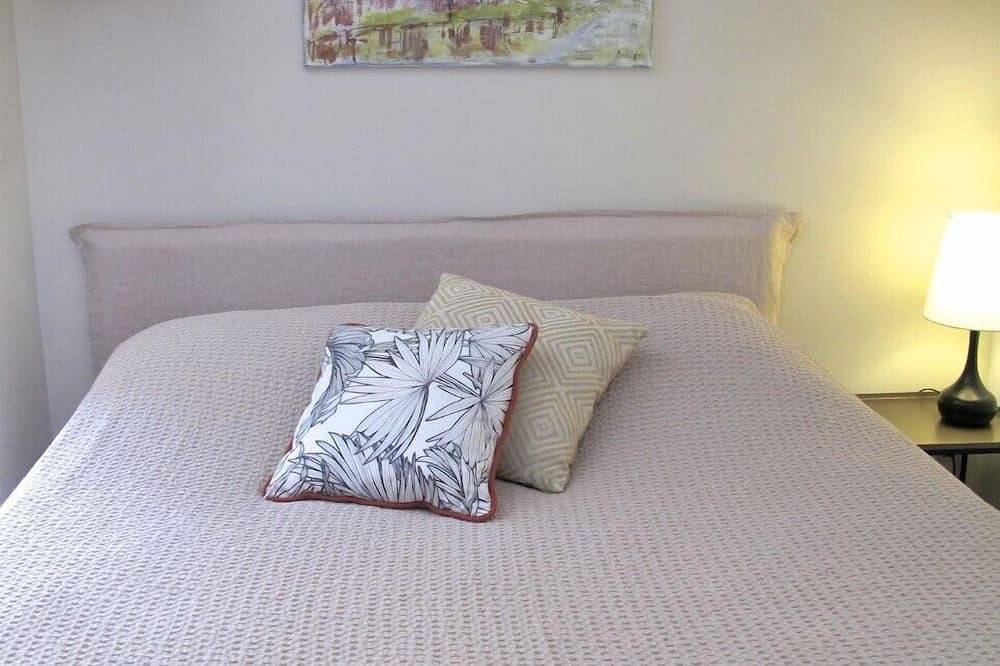 Appartement entier, Studio avec cour privatif et jacuzzi in Mazan, Parc naturel régional du Mont-Ventoux
