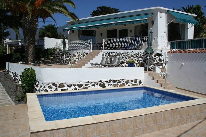 Bungalow para 4 personas, con piscina además de terraza y jardín en La Palma