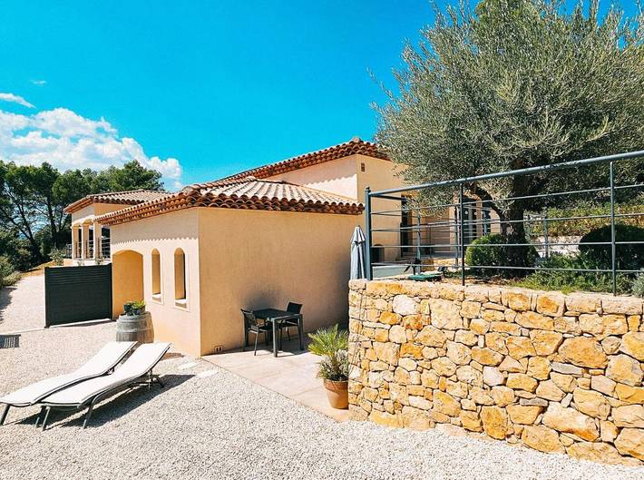 Location de vacances pour 2 personnes, avec terrasse ainsi que jardin et jacuzzi à Entrecasteaux - 2