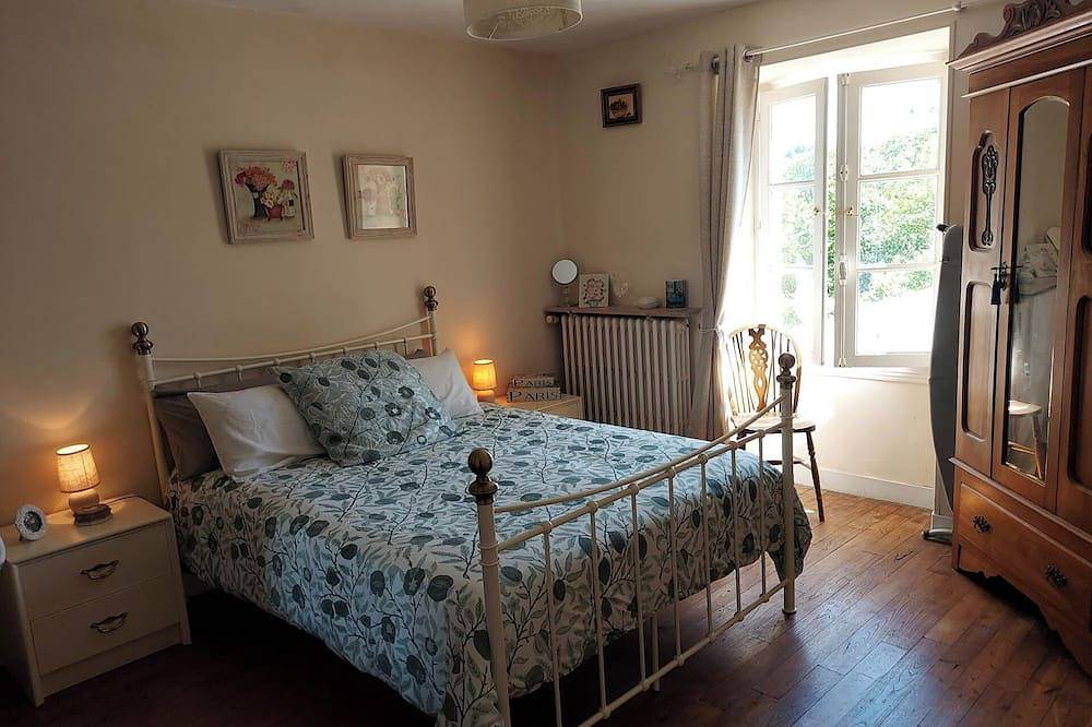 2Bed House Sleeps 4 - Parking, Views, 3min to Town in Confolens, Charente