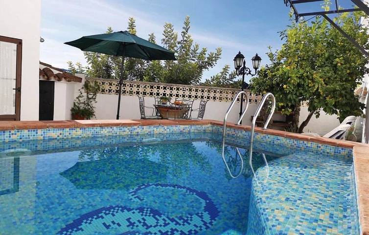 Ferienwohnung für 4 Personen, mit Balkon und Whirlpool sowie Terrasse und Pool