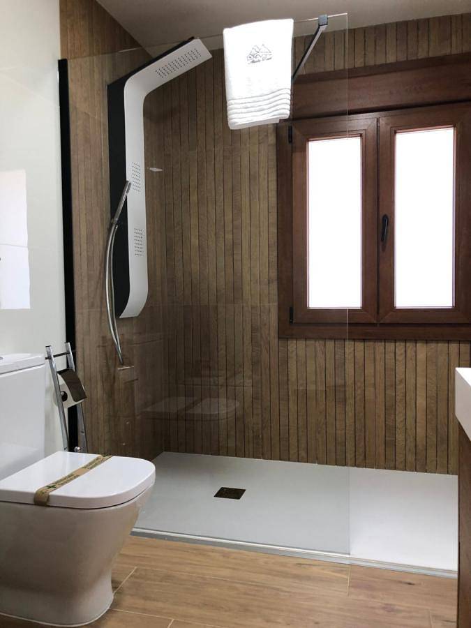 Apartamento entero, Apartamento de vacaciones para 9 personas con vistas al lago in Navaluenga, Valle del Alberche