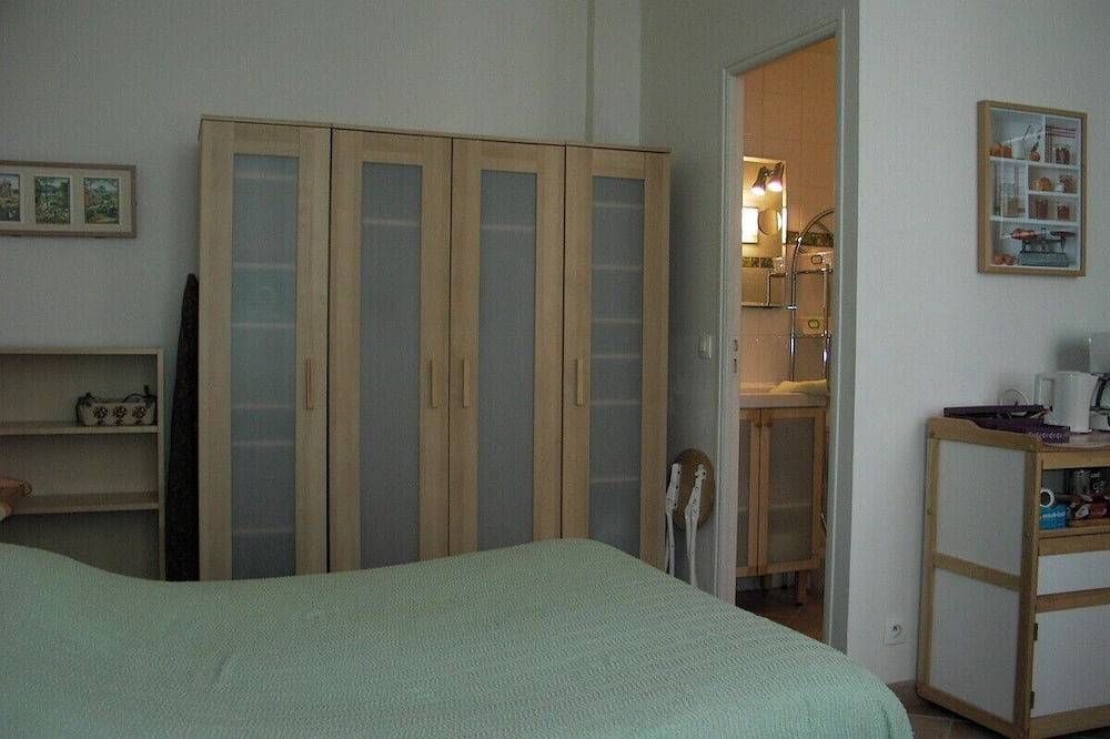 Appartement entier, Versailles-Château : Studio 2 étoiles, central et au calme. in Versailles, Yvelines
