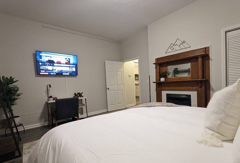 Bearcat Bungalow located in the heart of Downtown in Hendersonville, Henderson County (NC)