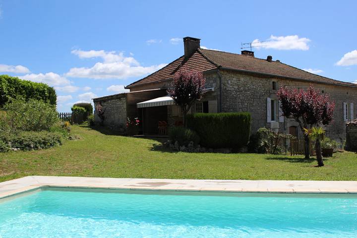 Gîte pour 4 personnes, avec terrasse et piscine à Saint-Vincent-Rive-d'Olt
