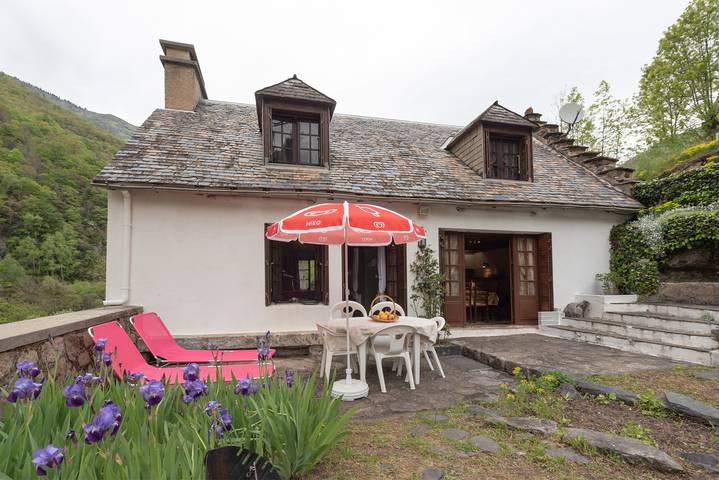 Holiday Home 'Cottage Au Calme' with Mountain View, Private Terrace and Garden in Gèdre, Nationalparken Pyrenæerne