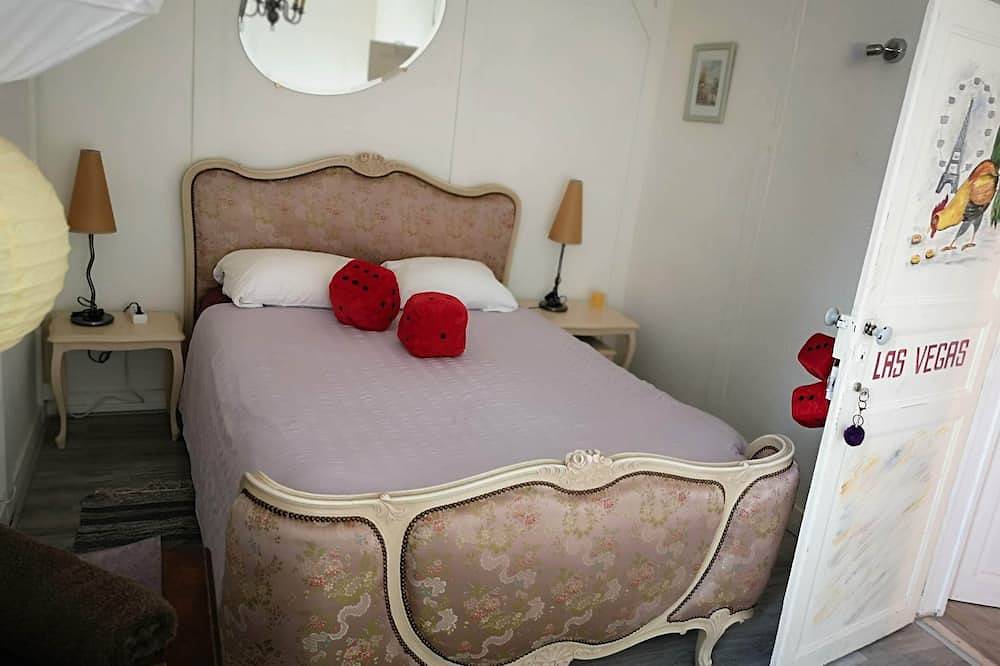 Welcome to Tuffe 11 beds in the center of village short walk to lake in Tuffé, Sarthe
