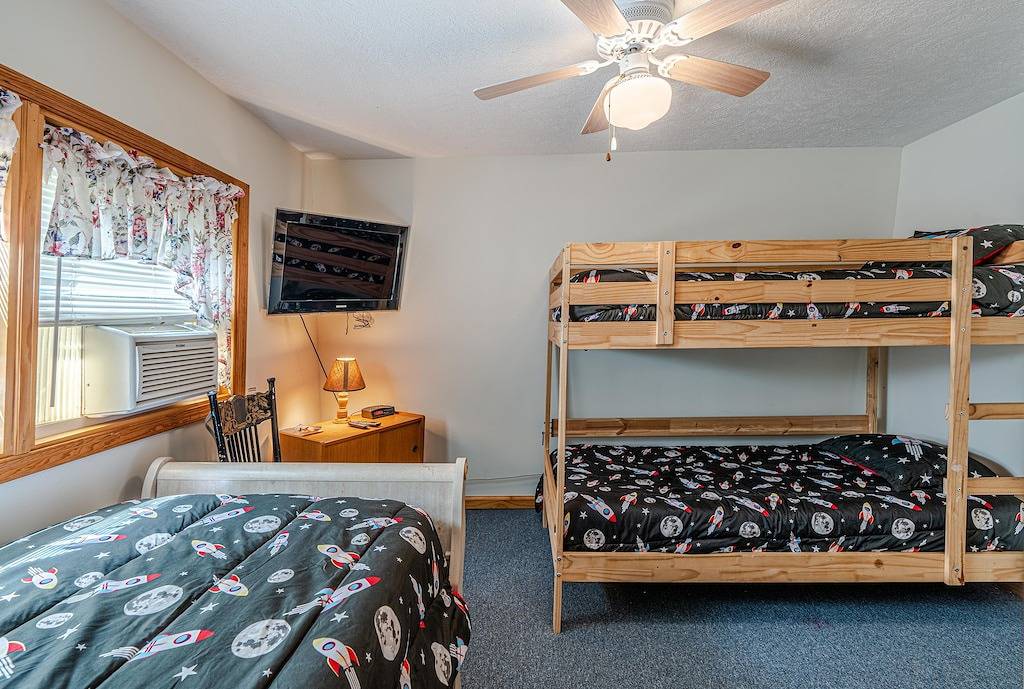 Waterfront Cabin - Family and Dog Friendly in Seneca Rocks