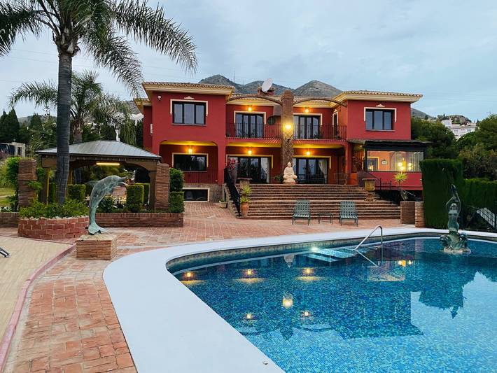 Chalet para 16 personas, con jardín además de piscina y vistas al mar, Se admiten mascotas en Benalmádena