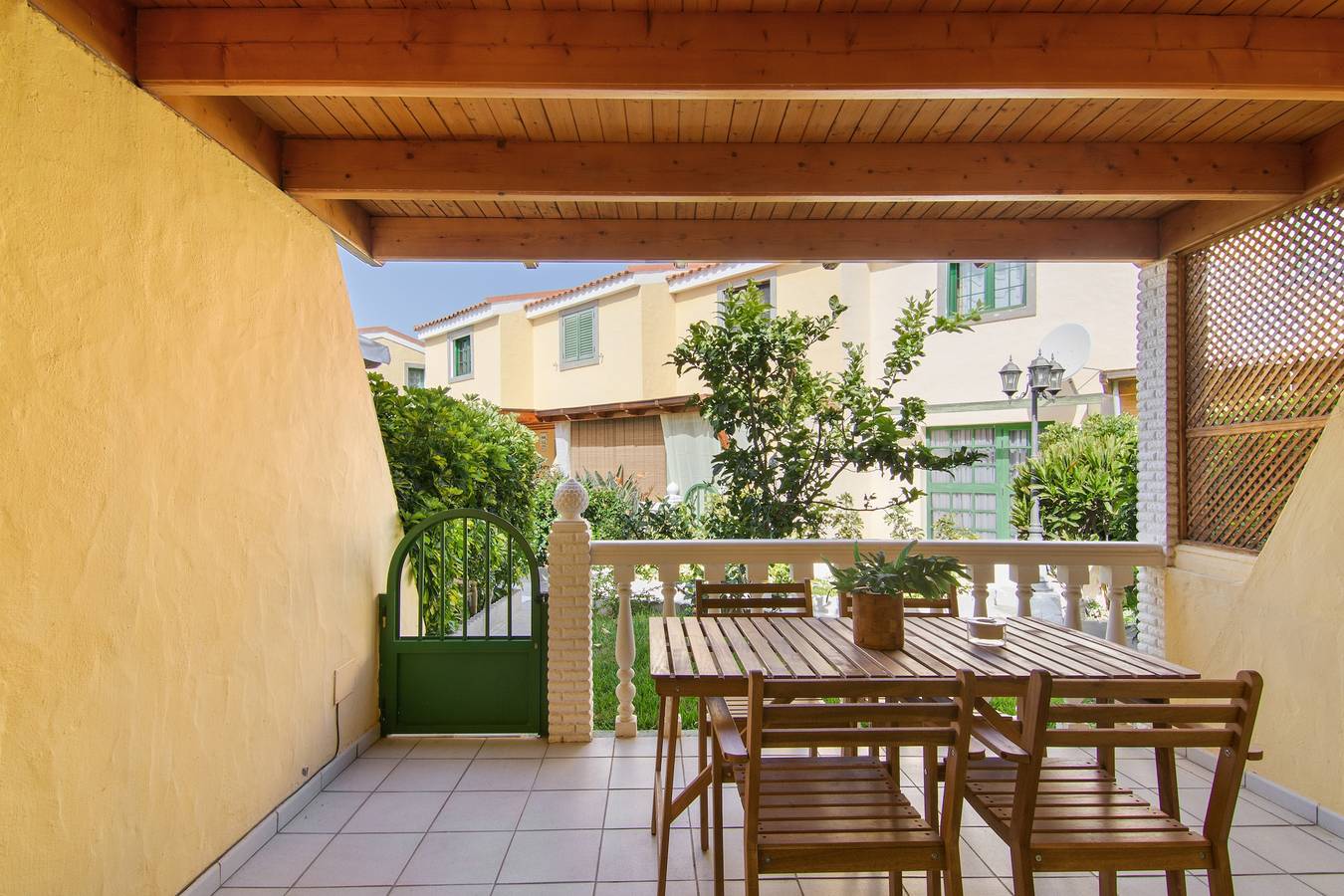 Entire apartment, Vacation at Bungalow Aries with Shared Pool, Wi-Fi, and Air Conditioning in Maspalomas, San Bartolomé de Tirajana