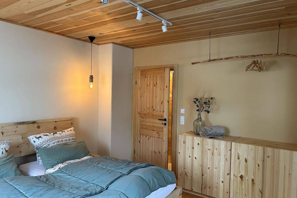 Ganze Wohnung, Großzügige Ferienwohnung für 5 mit Sauna, Garten & Zirbenholz in Bärnau, Naturpark Nördlicher Oberpfälzer Wald