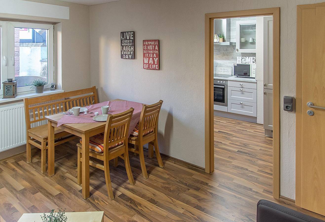 Ganze Ferienwohnung, 2-Bett-Ferienwohnung Dusche/Wc, Balkon in Hillesheim, Vulkaneifel