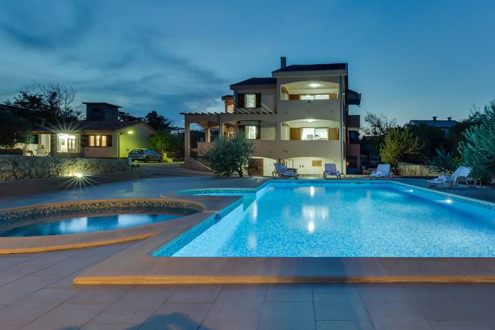 Ferienhaus für 10 Personen, mit Balkon und Terrasse sowie Garten in Razanac