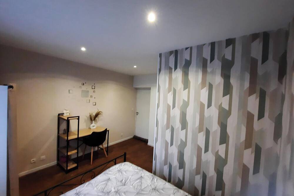 Chambre Avec Salle de Bain 2. Idéale Pour un Séjour Économique Tout Confort in Vesoul, Haute-Saône