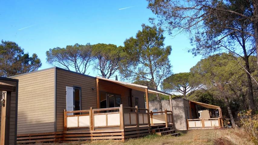 Camping pour 6 personnes, avec bassin pour enfant ainsi que jacuzzi et piscine à Le Muy - 3