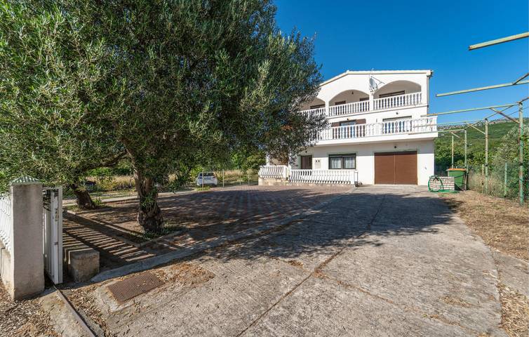 Ganze Ferienwohnung, Gemütliche Unterkunft, 2 km von der Küste entfernt: WLAN, Klimaanlage, Terrasse und Küche in Obrovac, Zadar
